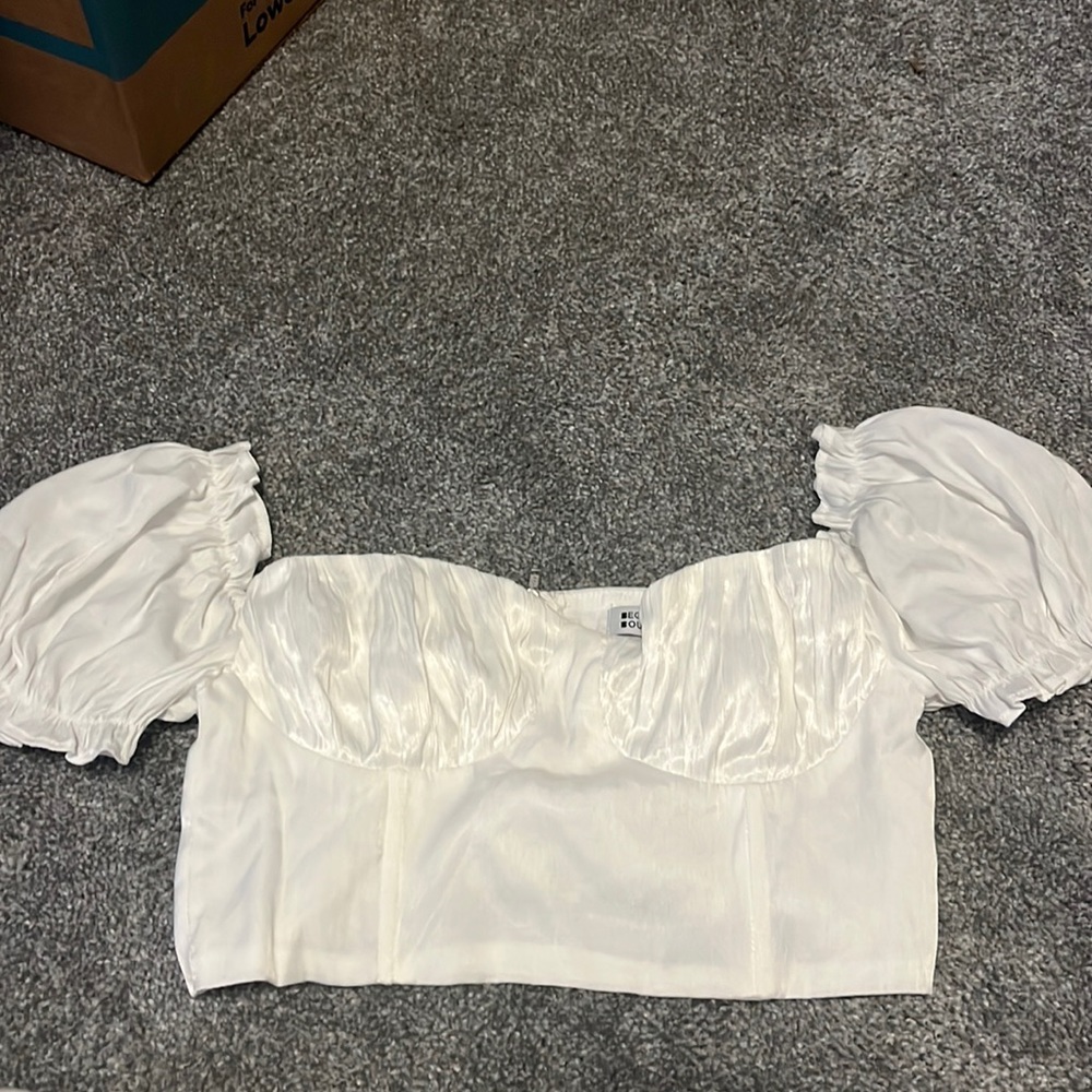 white puffy sleeve top